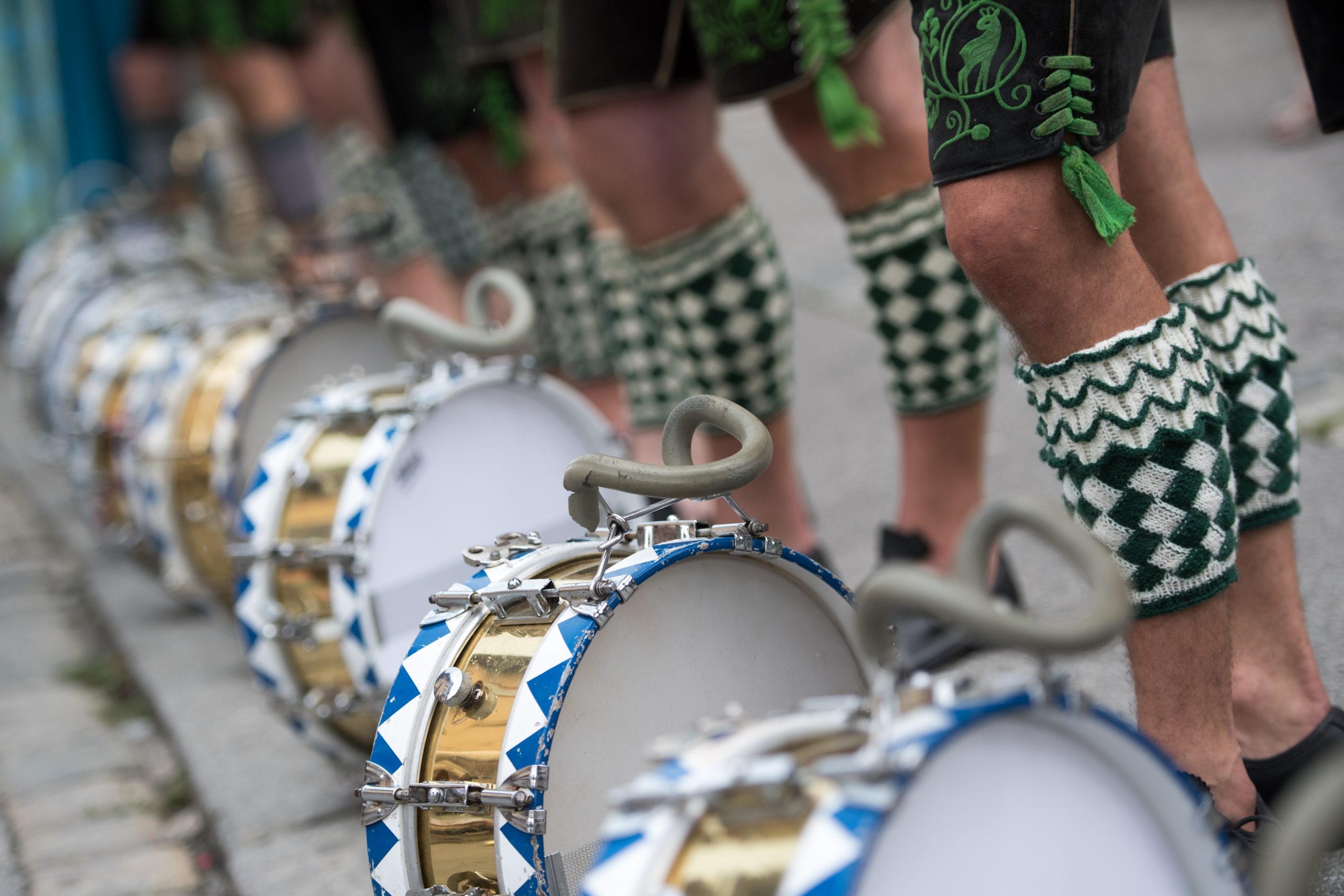 201007_Freistaat_Hymne Mitglieder der Oberländer Trachtenvereinigung in bayerischer Tracht stehen hinter ihren Trommeln.